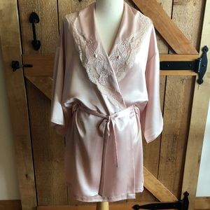 DOMINIQUE SIMONE 100% Polyester Robe. Color: Blush. Size: Large. Lace Collar.